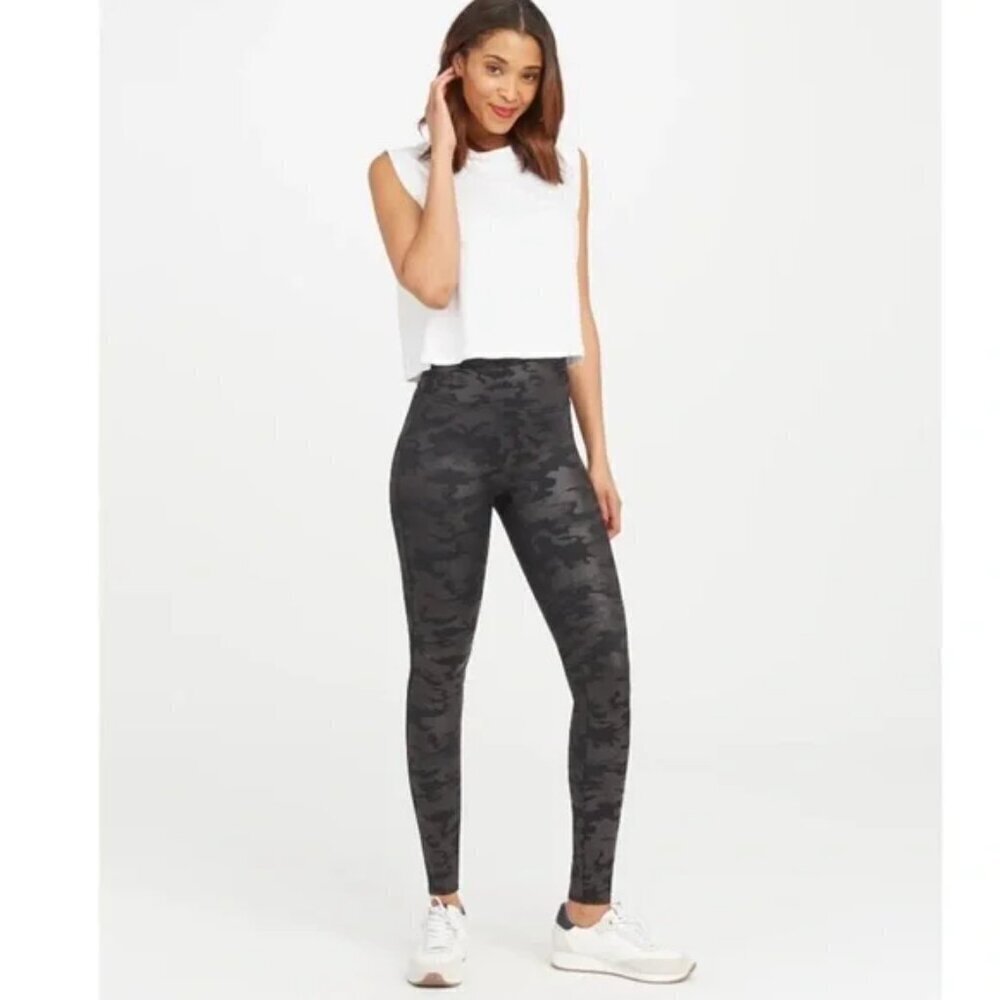 Spanx Matte Black on Black Camo Leggings Size Large